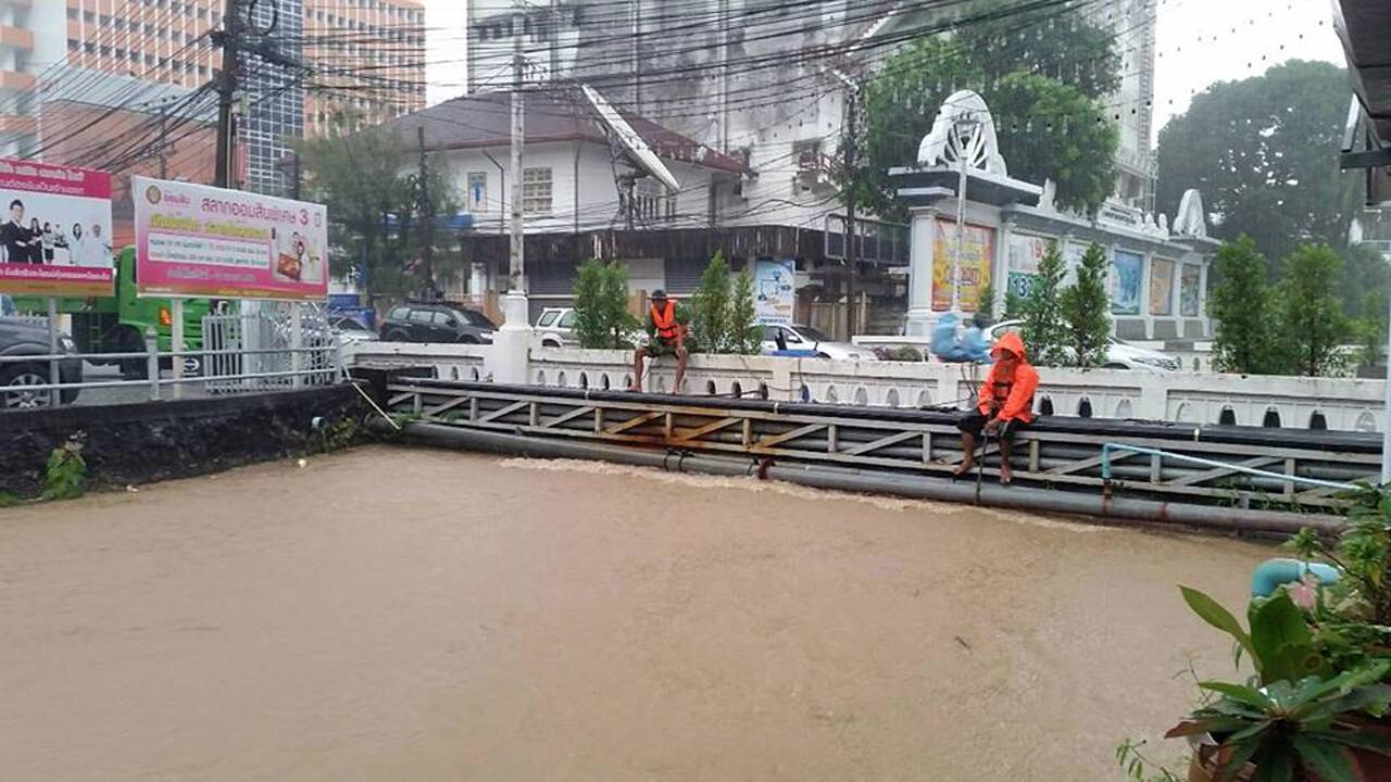 น้ำเต็มคลอง จ่อท่วมถนนเทพกระษัตรี