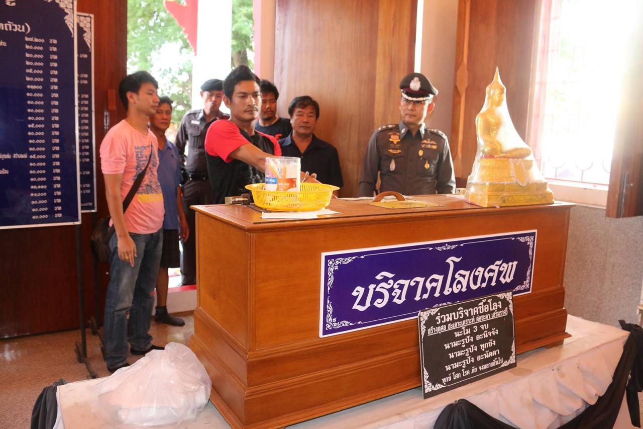 คนร้ายชี้โลงศพ ที่ทำเป็นตู้บริจาคซื้อโลงศพให้กับผู้ไร้ญาติ จุดที่ขโมยเงินไป