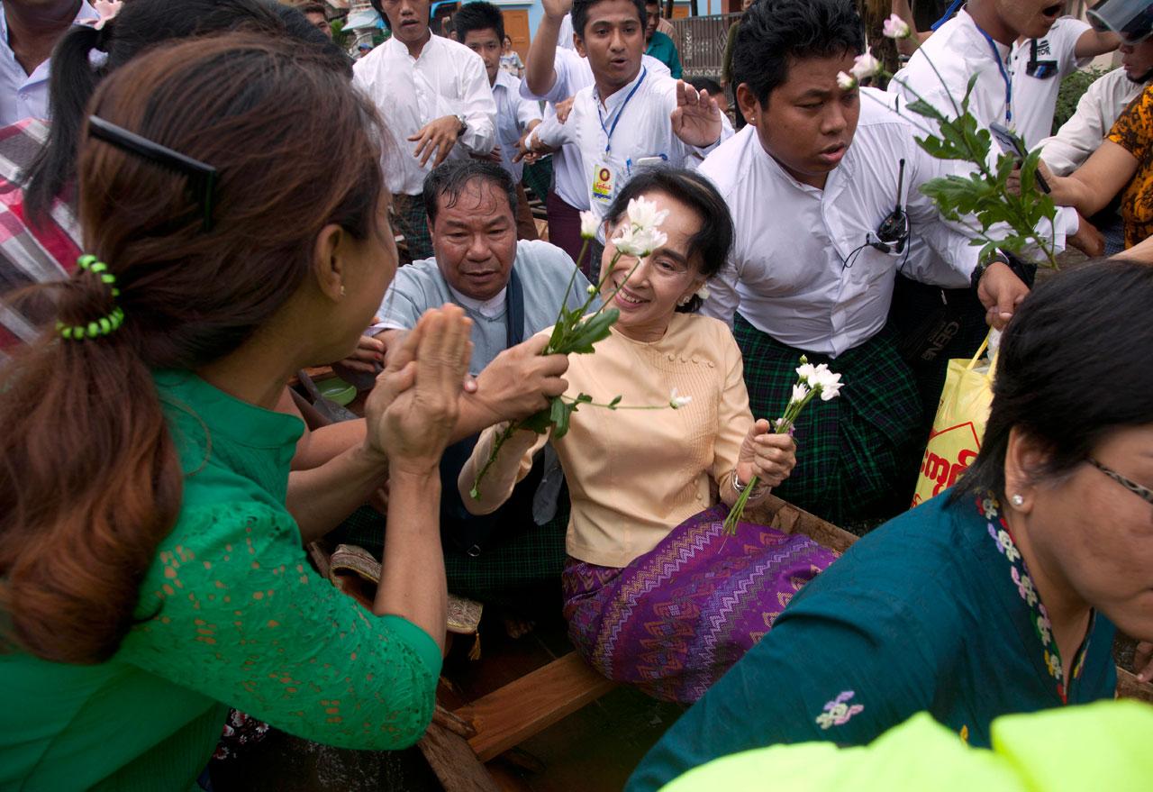มอบดอกไม้ต้อนรับ