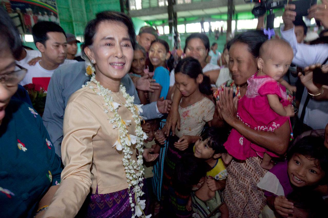 นำข้าวสาร อาหารแห้ง และน้ำดื่มมามอบให้แก่ผู้ประสบภัย