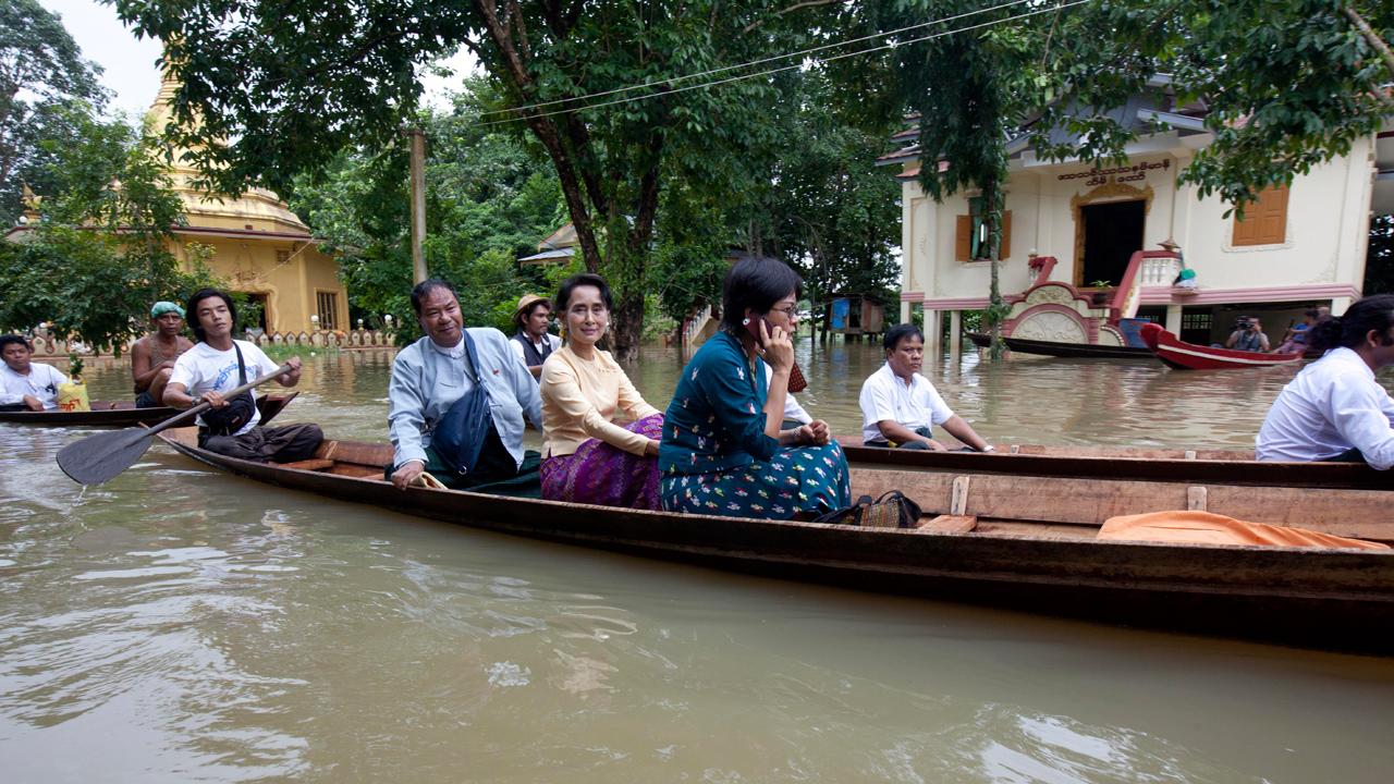นางซูจี นั่งเรือพายเยี่ยมผู้ประสบภัยน้ำท่วมที่เมืองพะโค
