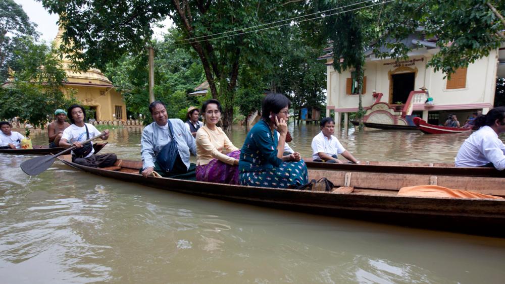 นางซูจี นั่งเรือพายเยี่ยมผู้ประสบภัยน้ำท่วมที่เมืองพะโค