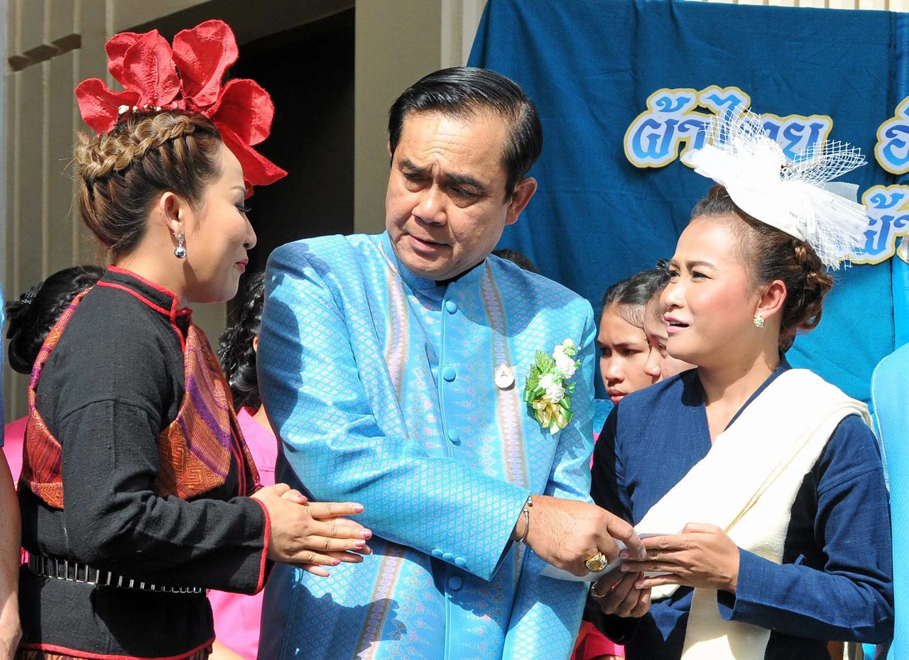 ศิลปิน ดารา พบนายกฯ ประชาสัมพันธ์ การขายดอกมะลิ เนื่องในวันแม่