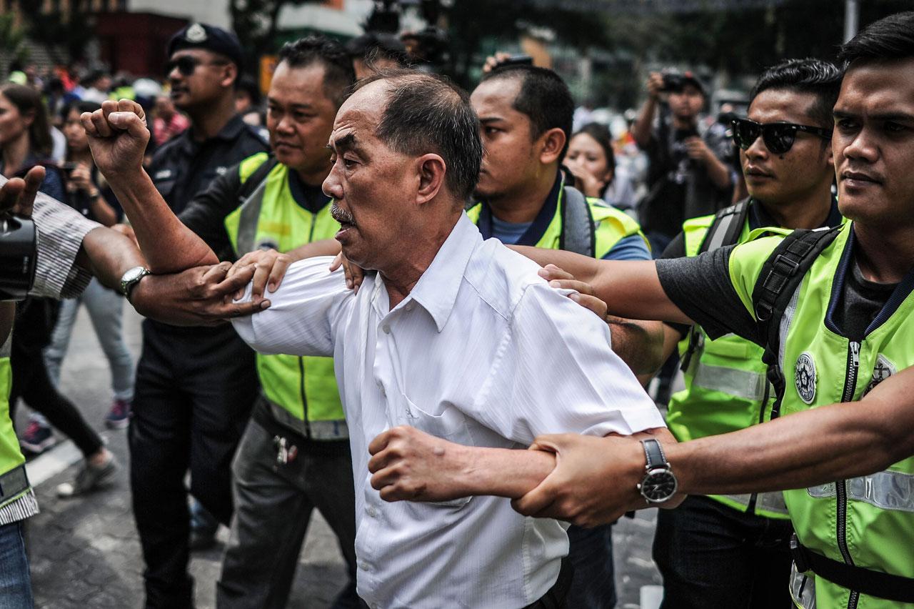 ชายมาเลเซียเข้าร่วมชุมนุมประท้วงต่อต้านนายกฯนาจิบ ราซัค ในกรุงกัวลาลัมเปอร์ เมื่อ 1 ส.ค.58