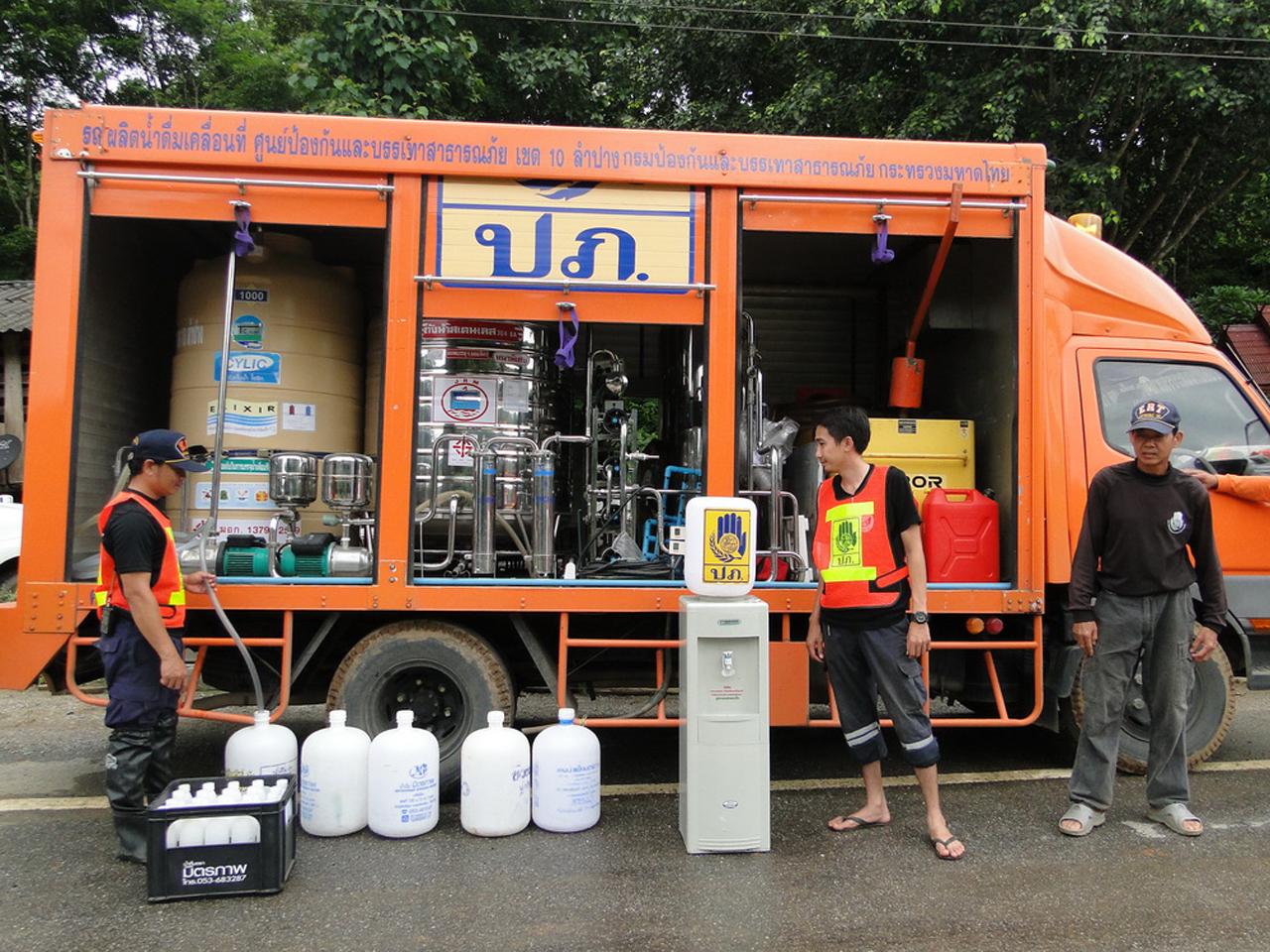 ปภ.เขต 10 ลำปาง นำเอา รถผลิตน้ำดื่ม มาช่วยผู้ประสบภัย