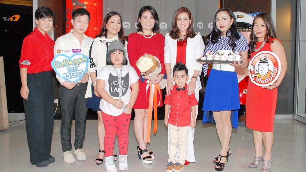 รักแม่ อิง ภาสกรนที จัดงาน “Collagen for Mom” เพื่อแนะนำวัตถุดิบชั้นเลิศ คอลลาเจน มาปรุงเป็นเมนูเพื่อสุขภาพต้อนรับวันแม่ โดยมี พิชชา ประกายเลิศลักษณ์, ฐิติมา ศรีอุทัยศิริวงศ์ และ เบญจรัตน์ เนติโพธิ์ อัตตาหกุล มาร่วมงานด้วย ที่ร้านตันตัน อิซากายะ เอสพลานาด รัชดา วันก่อน.