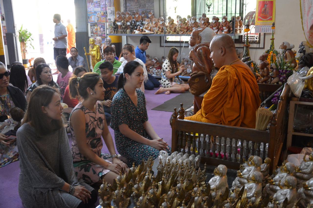 ระหว่างนักแสดงสาวกับเพื่อนๆ มาทำบุญ ที่วัดป้อมรามัญ จ.พระนครศรีอยุธยา