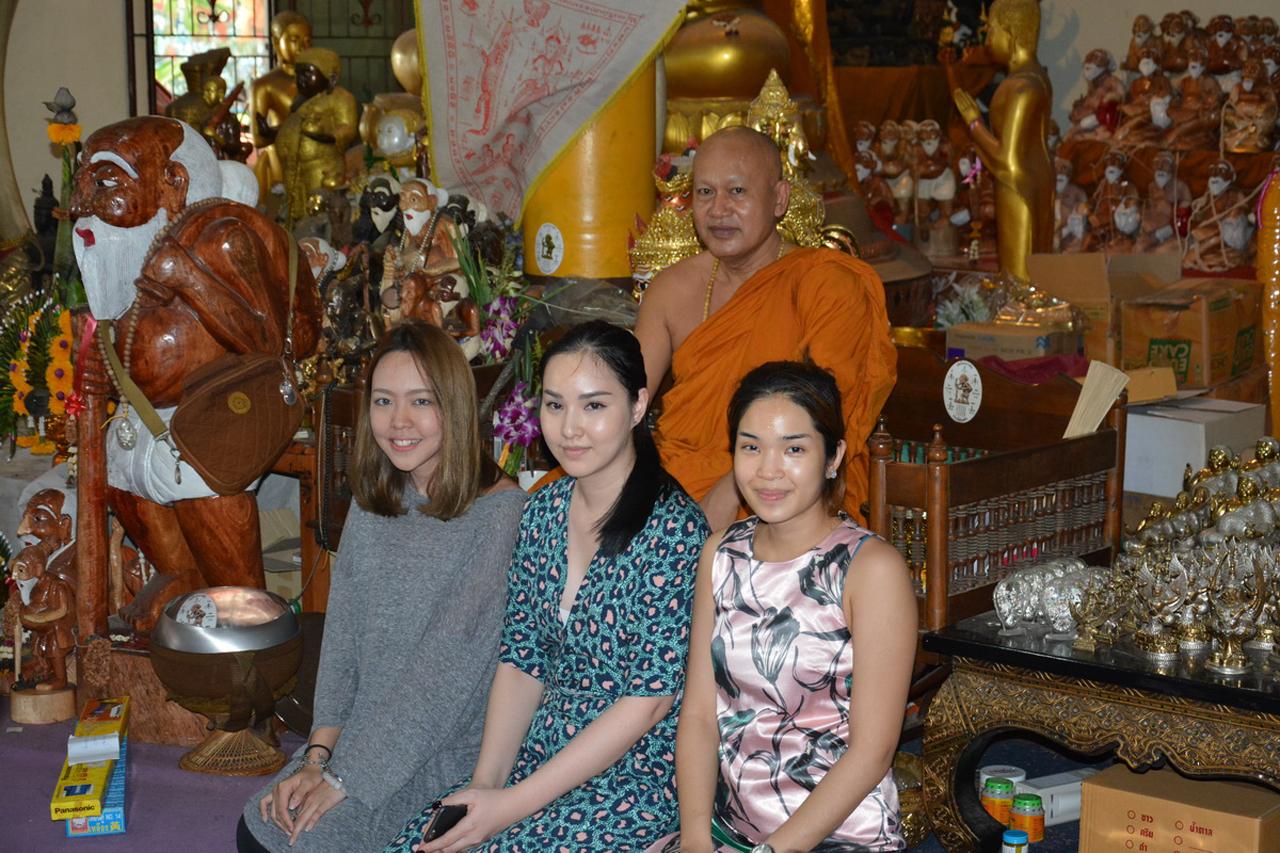 แพร-'ภิสารัตน์ วัชรคีรินทร์'ดาราสาวนักแสดงชื่อดัง พร้อมเพื่อนๆทำบุญ เสริมดวงชะตา ลงนะเศรษฐีเมตตามหานิยมกับพระครูเกษมจันทวิมล พระนครศรีอยุธยา