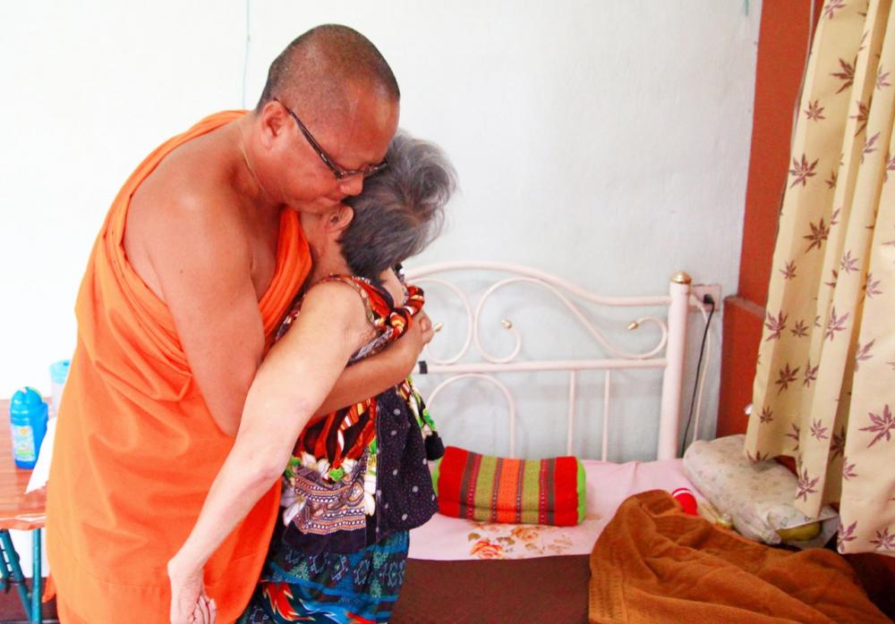 สุดประทับใจ! พระครูไพศาลสุตตาคม เจ้าอาวาสวัดดอนแก้ว อ.สารภี เชียงใหม่ ปรนนิบัติโยมแม่ 2 ปี ที่ป่วยอัมพฤกษ์
