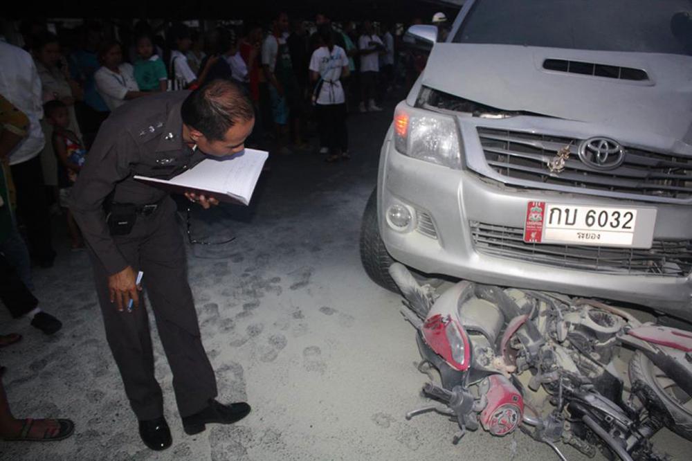 ตร.ตรวจสอบรถกระบะคันเกิดเหตุ