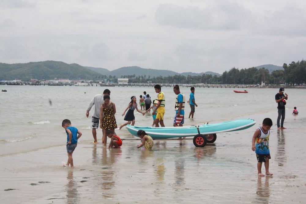 ผู้คนมาเที่ยวหาดดงตาลเล่นน้ำทะเล
