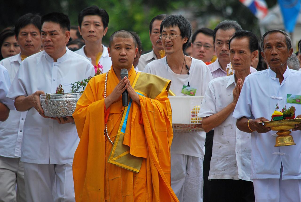 พระอาจารย์เถี่ยนบ๊าวนำศิษยานุศิษย์ประกอบศาสนกิจ.