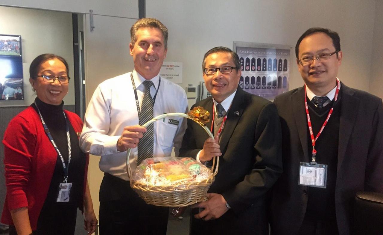 ร่วมมือกัน ธีรเทพ พรหมวงศานนท์ กสญ.ณ นครซิดนีย์ ออสเตรเลีย พร้อมด้วย ฉัตรชัย วิริยเวชกุล รอง กสญ. และ วัฒนชัย นิรันดร กงสุล เข้าพบ เวนย์ เมอร์เรย์ ผกก.สถานีตำรวจแคบรามัตตา เพื่อหารือร่วมมือกันดูแลชุมชนไทย.