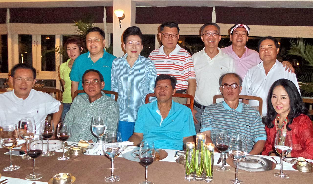 ทัศนศึกษา ปิยะพันธ์ จัมปาสุต, สังวรณ์ ลิปตพัลลภ, สุนันท์ สิงห์สมบุญ, สุภชัย วีระภุชงค์ พร้อมคณะผู้เข้าอบรมหลักสูตร วธอ.รุ่น 2 ไปทัศนศึกษาที่ จ.เสียมราช กัมพูชา และสังสรรค์กันที่โรงแรมโซฟิเทลโภคีธารา จ.เสียมราช.