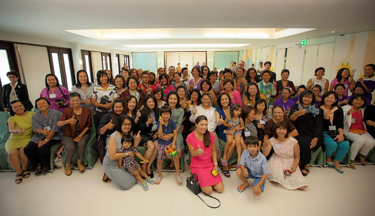 ประชุมใหญ่ รศ.นราพร จันทร์โอชา ภริยานายกรัฐมนตรี ประธานที่ปรึกษาและผู้ร่วมก่อตั้ง สมาคมครูภาษาไทยและวัฒนธรรมไทยในยุโรป เป็นประธานเปิดการประชุมในประเทศไทย ที่โรงแรมเดอะลาภา อ.หัวหิน จ.ประจวบคีรีขันธ์ มีผู้ร่วมประชุม 200 คน มี ชุมศรี อาร์โนลด์ ประธานจัดประชุม ต้อนรับ.