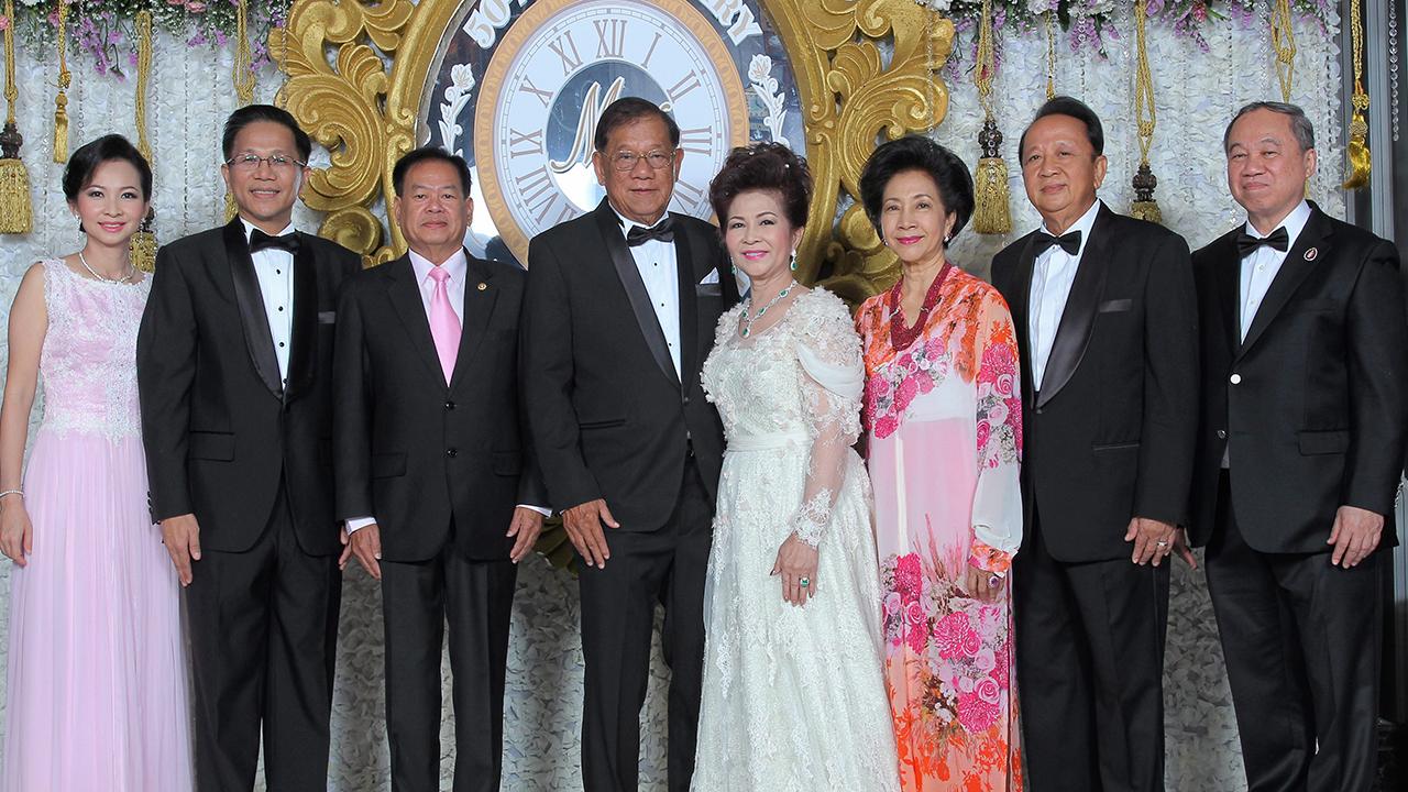 วันวานยังหวานอยู่ ศ.ดร.สาคร สุขศรีวงศ์ จัดงานเลี้ยงฉลอง “50 ปี วิวาห์” ให้พ่อแม่ณรงค์–มยุรี สุขศรีวงศ์ โดยมี พล.ต.ท.ประกาศ–คุณหญิงผะอบทิพย์ ศาตะมาน, อรรถพล ใหญ่สว่าง และ ศิริธัช โรจนพฤกษ์ มาร่วมงานด้วย ที่โรงแรมโซฟิเทล โซ แบงคอก วันก่อน.