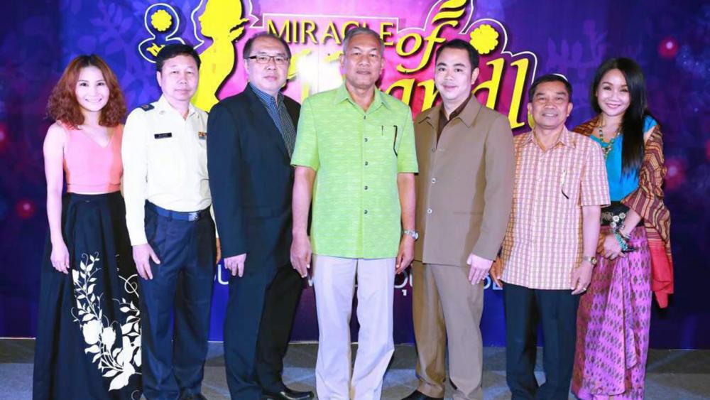 เชิญชม สุระพันธ์ กีรติเรขา และ พิพัฒน์ ตันติศรีเจริญกุล เปิดงาน “Miracle of Candle มหัศจรรย์เทียนพรรษา” เพื่อสืบทอดวัฒนธรรม ประเพณีแห่เทียนเข้าพรรษา จัดถึง 6 ส.ค. โดยมี วิทวัส พันธ์นิกุล และ วิชุกร กุหลาบศรี มาร่วมงานด้วย ที่เซ็นทรัลพลาซา อุบลราชธานี วันก่อน.