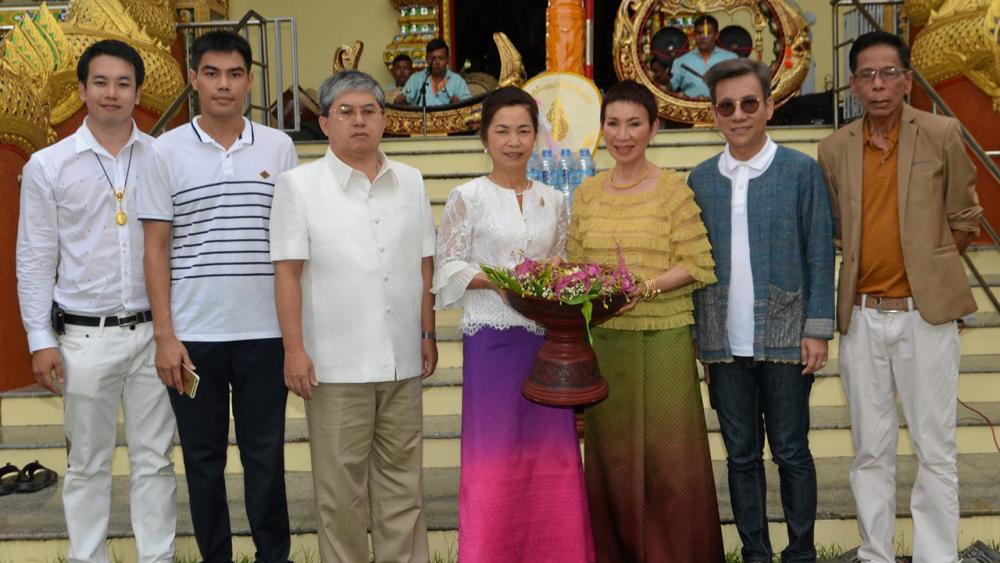เข้าพรรษา มนัญญา ประสาทบัณฑิตย์ และ นงนุช นามวงศ์ พร้อมเพื่อนบ้านชาวหนองสี่แจ่ง จัดงานสืบสาน ประเพณีถวายเทียนพรรษา ถวายวัดในจังหวัดเชียงใหม่-ลำพูน โดยมี วรกิตติ ศรีทิพากร และ ดร.สมศักดิ์ ชลาชล มาร่วมงานด้วย ที่วัดหนองสี่แจ่ง อ.สารภี จ.เชียงใหม่ วันก่อน.