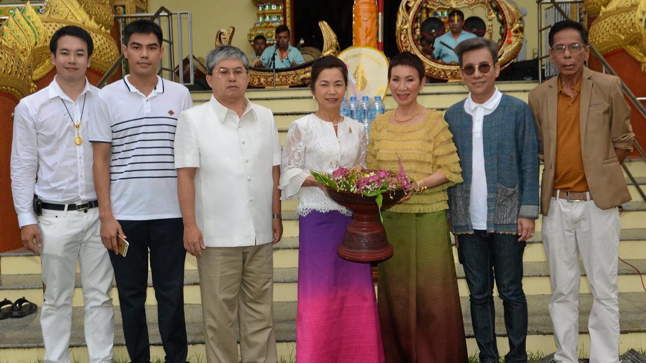 เข้าพรรษา มนัญญา ประสาทบัณฑิตย์ และ นงนุช นามวงศ์ พร้อมเพื่อนบ้านชาวหนองสี่แจ่ง จัดงานสืบสาน ประเพณีถวายเทียนพรรษา ถวายวัดในจังหวัดเชียงใหม่-ลำพูน โดยมี วรกิตติ ศรีทิพากร และ ดร.สมศักดิ์ ชลาชล มาร่วมงานด้วย ที่วัดหนองสี่แจ่ง อ.สารภี จ.เชียงใหม่ วันก่อน.