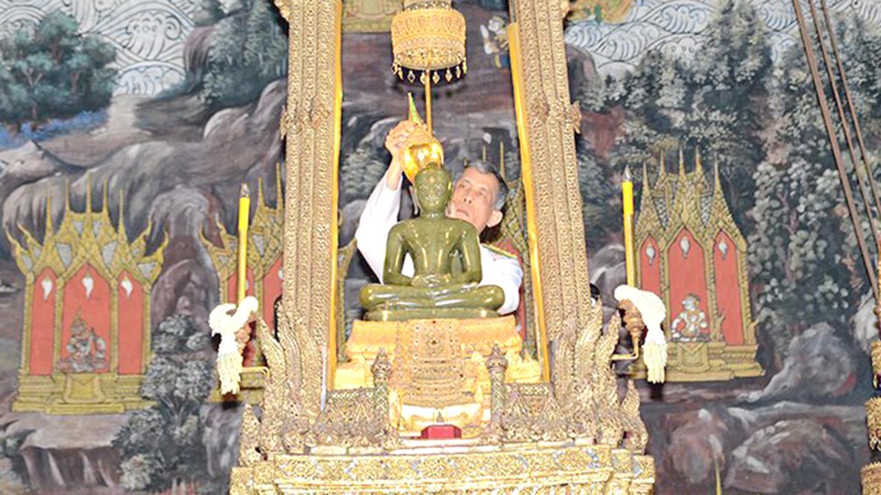 สมเด็จพระบรมโอรสาธิราชฯ สยามมกุฎราชกุมาร เสด็จพระราชดำเนินแทนพระองค์ทรงเปลี่ยนเครื่องทรงฤดูร้อน พระพุทธมหามณีรัตนปฏิมากรเป็นเครื่องทรงฤดูฝน ณ พระอุโบสถวัดพระศรีรัตนศาสดาราม เมื่อวันที่ 31 กรกฎาคม.