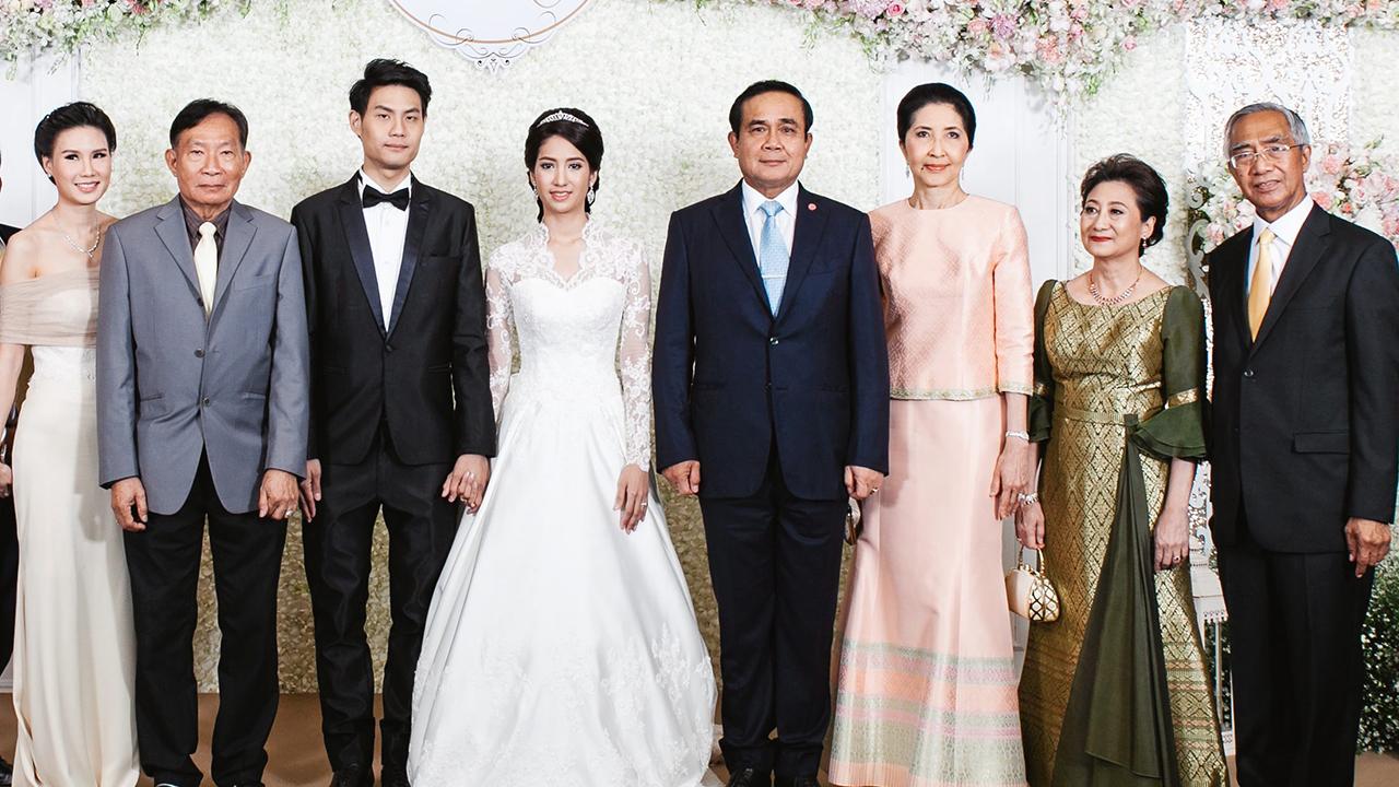 วิวาห์ชื่นมื่น พล.อ.ประยุทธ์ จันทร์โอชา นายกรัฐมนตรี เป็นประธานในงานวิวาห์ระหว่าง อชิรญา บุตรี ดร.วัลลภ–ผศ.ดร.อัญชุลี สุวรรณดี กับ กันตินันท์ บุตร วิชัย–อรดี รุ่งเรืองโรจน์ โดยมี รศ.นราพร จันทร์โอชา มาร่วมงานด้วย ที่โรงแรมแกรนด์ ไฮแอท เอราวัณ วันก่อน.
