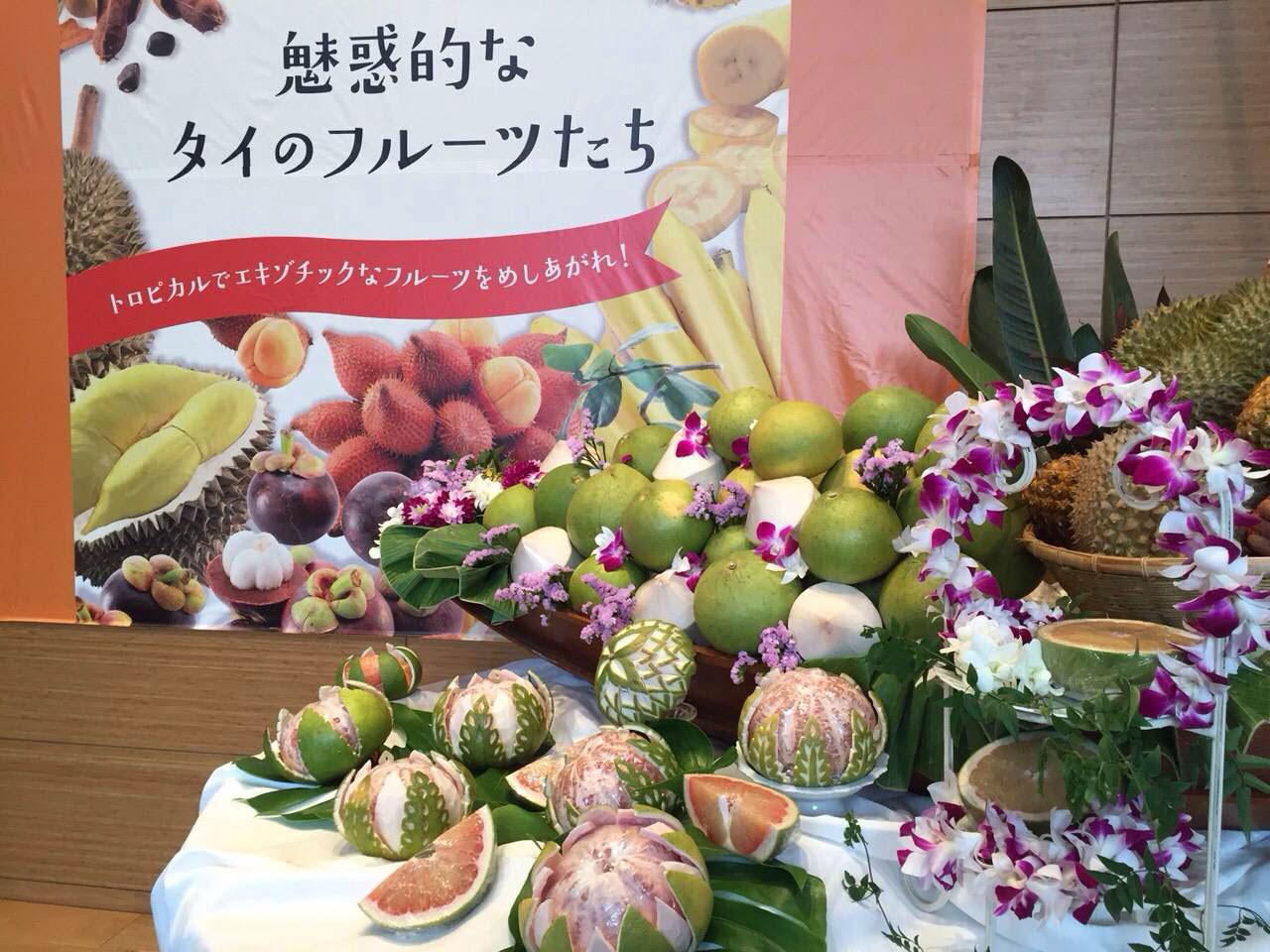 ส้มโอและผลไทยจัดโชว์หน้างาน