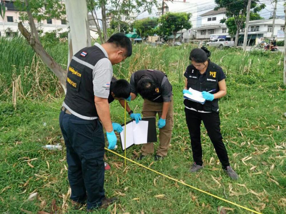 เจ้าหน้าที่พิสูจน์หลักฐานกำลังตรวจสอบในที่เกิดเหตุ