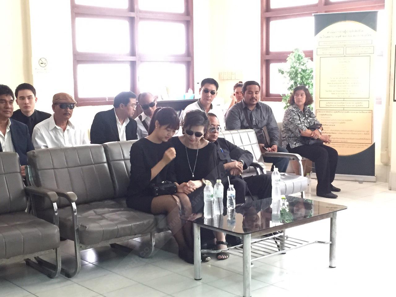 คุณแม่ของสิงห์คอยปลอบเฟย์