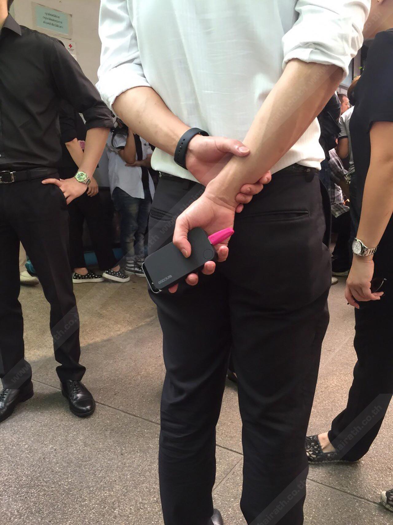 เพื่อนสนิทใส่นาฬิกาที่สิงห์ให้