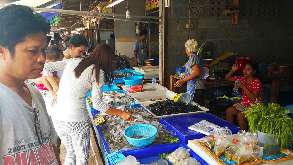 ตลาดขายอาหารทะเลยังคึกคัก แม้ว่าราคาจะแพงกว่าเดิม แต่คนก็ยังอยากรับประทาน
