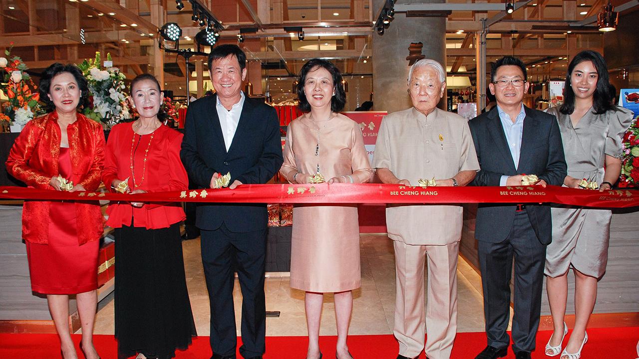 เคี้ยวเพลิน ฉั่ว ซิ่ว ซาน ทูตสิงคโปร์ เป็นประธานเปิด “บีเชงเฮียง” ร้านหมูแผ่นปรุงรสระดับพรีเมียมอร่อยมากจากสิงคโปร์ โดยมี ดร.ชัยวัฒน์ แต้ไพสิฐพงษ์, ศิริลักษณ์ ไม้ไทย, วสิษฐ แต้ไพสิฐพงษ์, วรามาศ ภัทรประสิทธิ์ และ พอลลีน ตัน มาร่วมงานด้วย ที่ ดิ เอ็มควอเทียร์ วันก่อน.