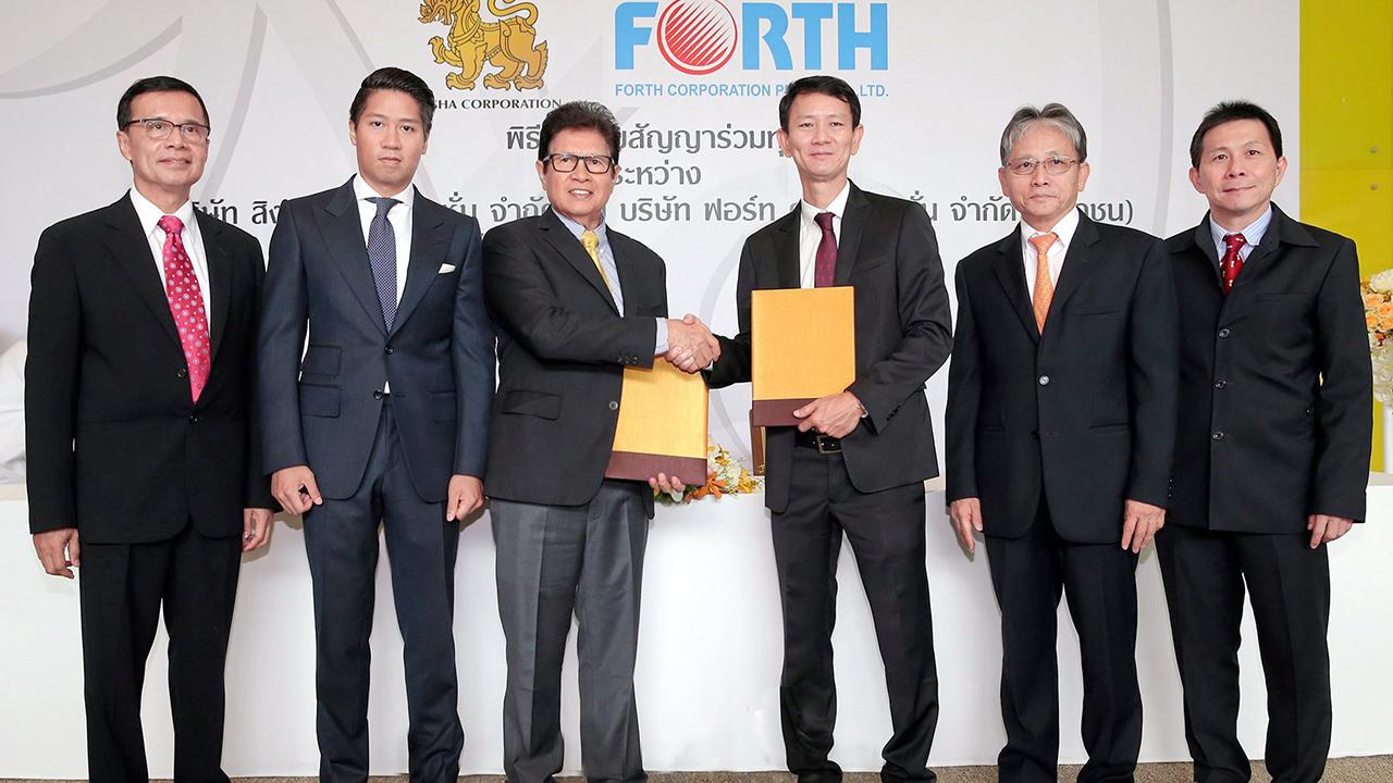 โอเคครับ สันติ ภิรมย์ภักดี และ พงษ์ชัย อมตานนท์ ลงนามในสัญญาร่วมจัดตั้งบริษัทระหว่างสิงห์ คอร์เปอเรชั่นกับฟอร์ท คอร์ปอเรชั่น เพื่อพัฒนาธุรกิจตู้จำหน่ายสินค้าอัจฉริยะ โดยมี ภูริต ภิรมย์ภักดี และ ดร.สุธาบดี สัตตบุศย์ มาร่วมในพิธีด้วย ที่ บ.บุญรอดบริวเวอรี่ วันก่อน.