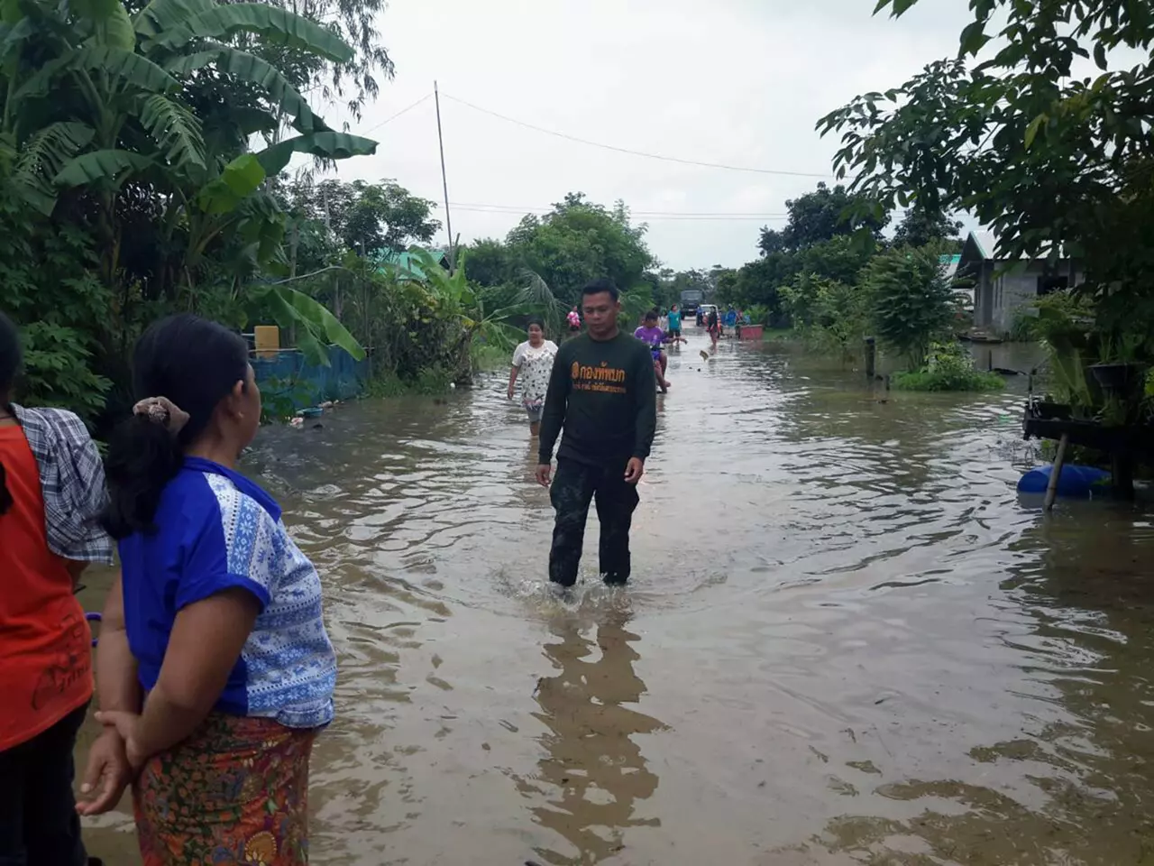 ฝนถล่มบึงกาฬต่อเนื่องทำน้ำท่วมหลายจุด บ้านขี้เหล็กน้อย ถูกตัดขาด