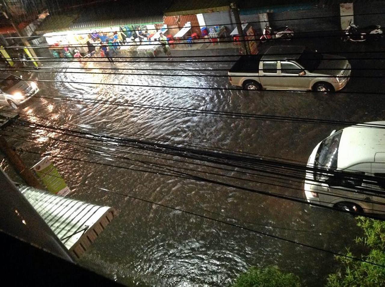 ฝนตกหนัก โดยเฉพาะที่บริเวณตลาดเซฟวัน ถ.มิตรภาพ น้ำท่วมขังสูง ( ขอบคุณภาพจาก เฟชบุ๊ค กลุ่มข่าวคนโคราชบ้านเอ็ง )