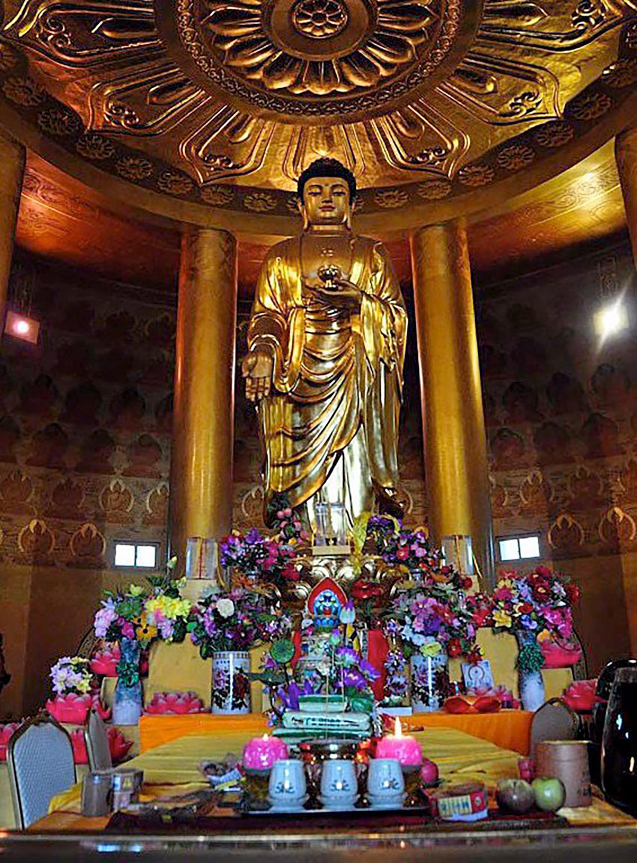 พระพุทธรูปยืนประดิษฐานในวิหาร วัดว่านฝอ หรือ วัดหมื่นปี.