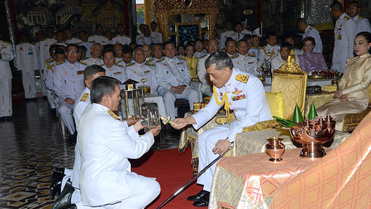 สมเด็จพระบรมโอรสาธิราชฯ สยามมกุฎราชกุมาร เสด็จพระราชดำเนินแทนพระองค์ พร้อมด้วย พระเจ้าหลานเธอ พระองค์เจ้าพัชรกิติยาภา ไปในการ ทรงบำเพ็ญพระราชกุศล เนื่องในวันอาสาฬหบูชาและเทศกาลเข้าพรรษา พุทธศักราช 2558 ณ พระอุโบสถ วัดพระศรีรัตนศาสดาราม ในพระบรมมหาราชวัง เมื่อวันที่ 30 กรกฎาคม.