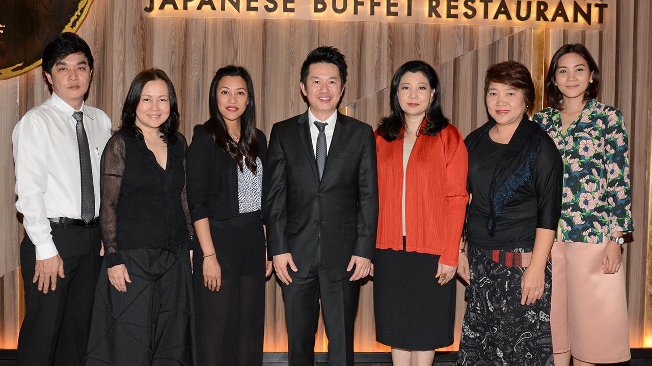 หม่ำเพลิน ไพศาล อ่าวสถาพร และ ชฎาทิพ จูตระกูล จัดงานฉลองเปิดร้าน “โออิชิ แกรนด์” สาขาใหม่ในบรรยากาศสุดหรูพร้อมความอร่อยหลากหลายเมนูคุณภาพคัดพิเศษระดับพรีเมี่ยม โดยมี นราทิพย์ รัตตนประดิษฐ์ และ มนต์ฤดี อัครราช มาร่วมงานด้วย ที่สยามพารากอน วันก่อน.