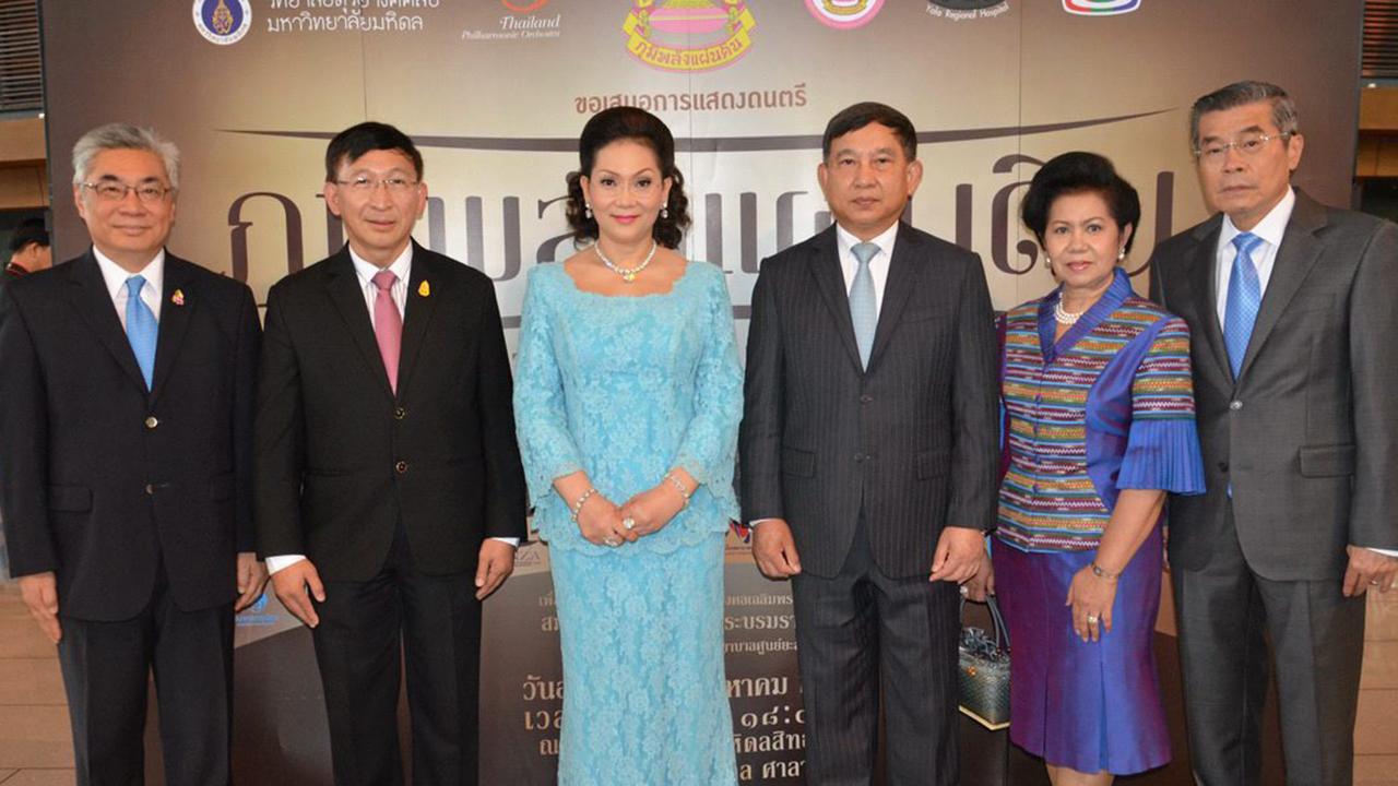 ดนตรีกุศล คุณหญิงปัทมา ลีสวัสดิ์ตระกูล จัดงาน “ภูมิพลังแผ่นดิน” การแสดงดนตรีวงดุริยางค์ฟิลฮาร์โมนิก เพื่อหารายได้มอบให้ รพ.ศูนย์ยะลา โดยมี พล.อ.อ.ประจิน—จินตนา จั่นตอง, ดร.กิตติพงษ์ กิตยารักษ์ และ ศ.นพ.อุดม คชินทร มาร่วมฟังด้วย ที่ ม.มหิดล ศาลายา วันก่อน.
