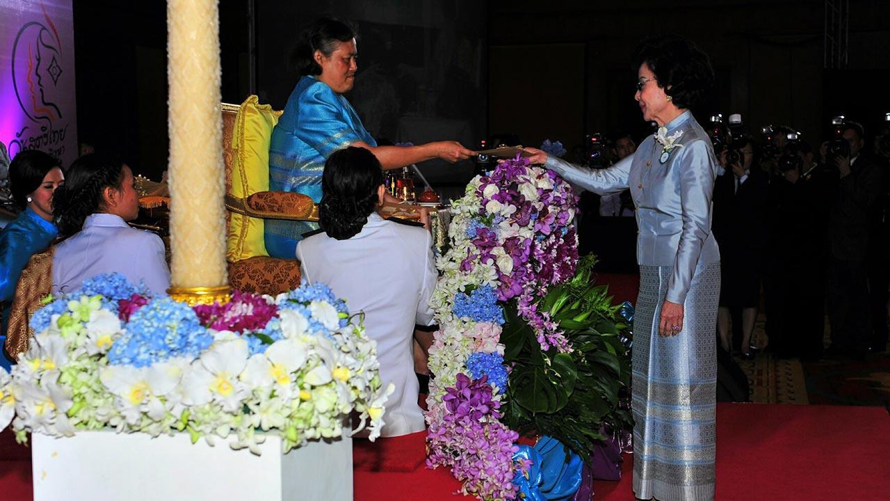 สมเด็จพระเทพรัตนราชสุดาฯ สยามบรมราชกุมารี เสด็จพระราชดำเนินไปทรงเปิดงาน “วันสตรีไทย” ในการนี้ ยุพา ล่ำซำ เข้ารับพระราชทานโล่เชิดชูเกียรติสตรีไทยดีเด่น ประจำปี 2558 ณ อาคารอิมแพ็ค เมืองทองธานี วันก่อน.