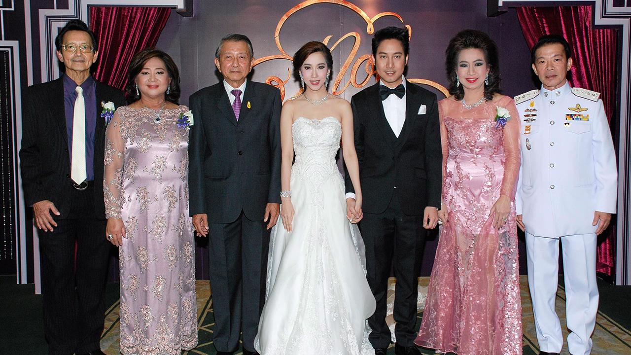คู่รักชื่นมื่น พล.ร.อ.ชุมพล ปัจจุสานนท์ องคมนตรี เป็นประธานในงานฉลองสมรสพระราชทานระหว่าง ทิตติโสม บุตรี รัชทิน ศยามานนท์–กฤษฎาวรรณ พรหมชนะ ศยามานนท์ กับ ศุภทัต บุตรพล.ต.ต.พลวัจน์–ศศินภา จินดาวนิช ที่ห้องแกรนด์บอลรูม โรงแรมแกรนด์ ไฮแอท เอราวัณ วันก่อน.