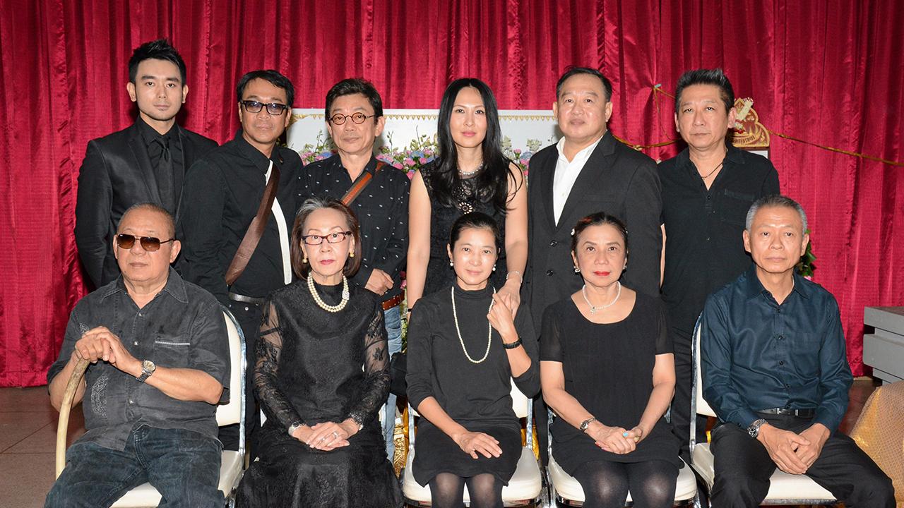 สู่สุคติ อรุยา พุทธินันท์ เป็นประธานในพิธีสวดพระอภิธรรมศพ อรรถพล ประเสริฐยิ่ง สามีของ สุดาทิพย์ ประเสริฐยิ่ง โดยมี บุษบา ดาวเรือง, กิตติศักดิ์ ช่วงอรุณ, วิชัย อึ้งอัมพร, วิเชียร ฤกษ์ไพศาล, สมบัติ ขจรไชยกุล และ อรพรรณ วัชรพล มาร่วมในพิธีด้วย ที่วัดธาตุทอง วันก่อน.