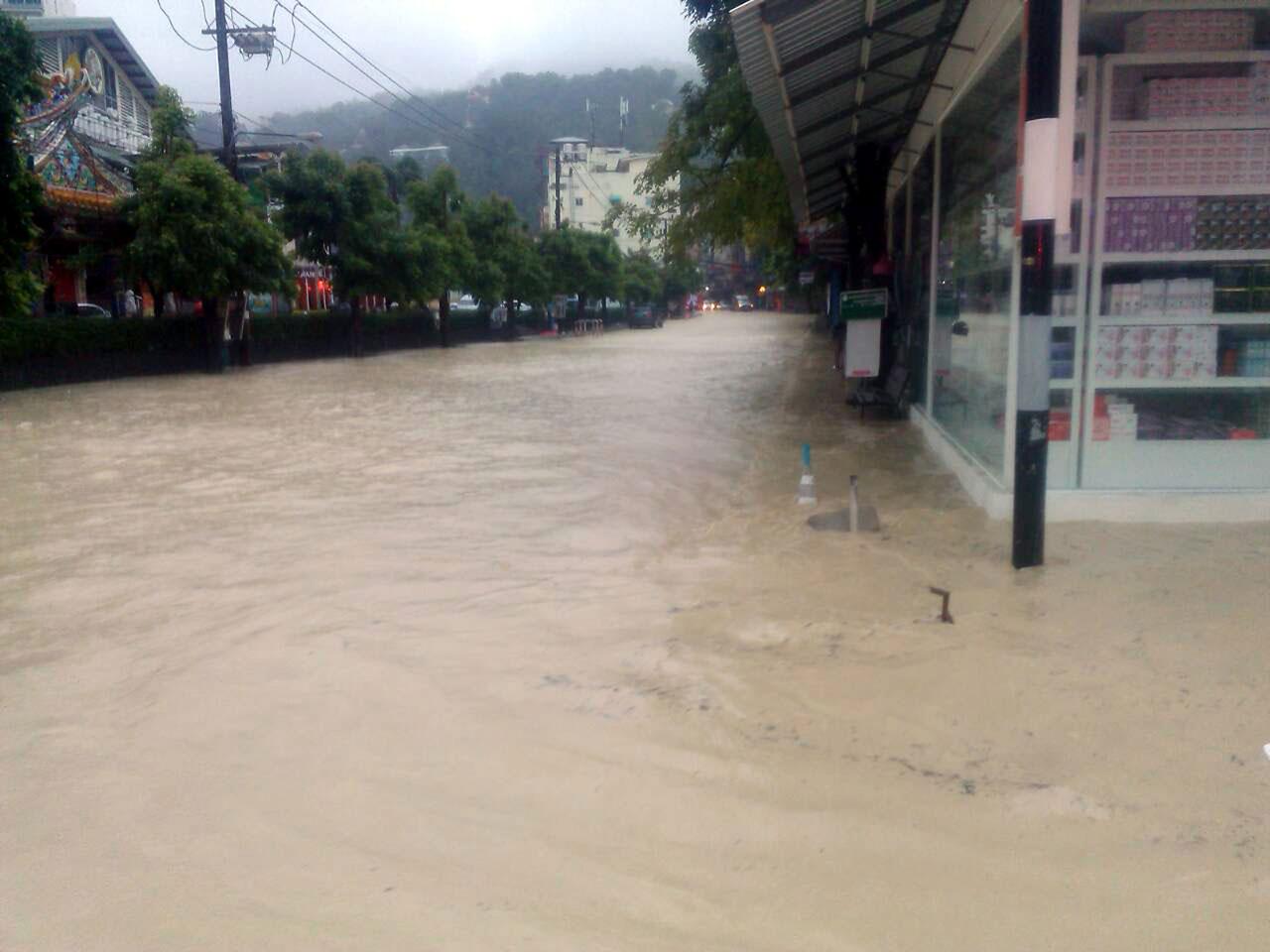 น้ำท่วมขังบนถนนหลายจุด