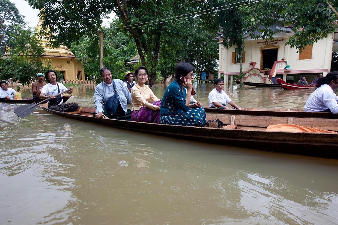 อองซาน ซูจี ผู้นำฝ่ายค้านเมียนมา นั่งเรือเยี่ยมผู้ประสบภัยน้ำท่วมในนครย่างกุ้ง (ภาพ: AP)
