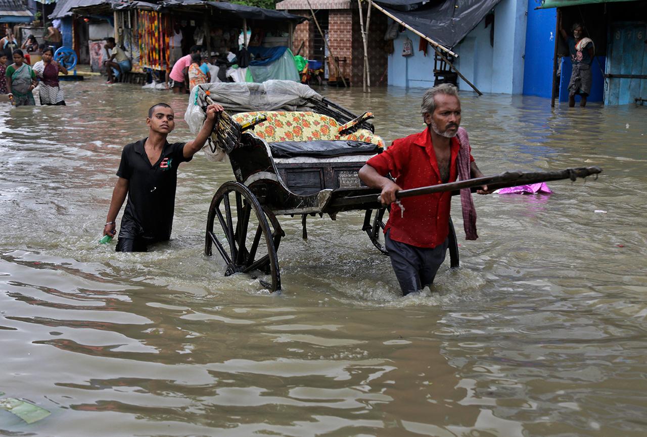 น้ำท่วมในเมืองโกลกาตา เมืองเอกของรัฐเบงกอลตะวันตก ของอินเดีย (ภาพ: AP)