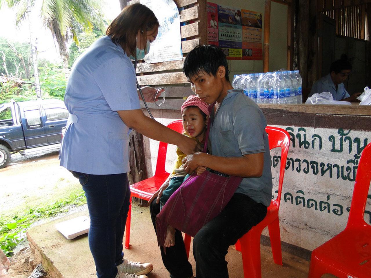 นายเผะแซ ชุ่มพฤกษา กับลูกสาววัย 3 ขวบที่ป่วยเนื่องจากระบบทางเดินหายใจอักเสบ