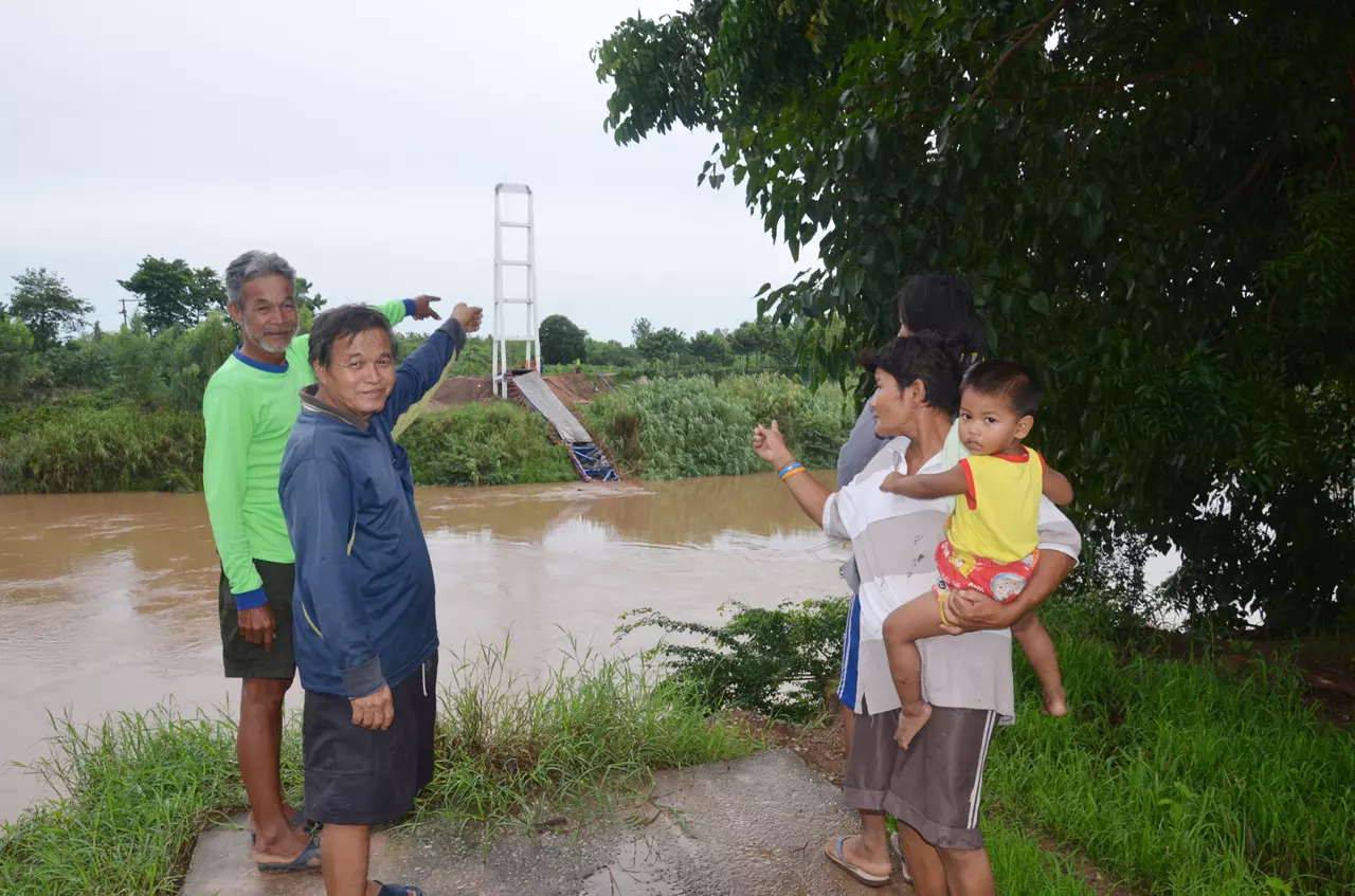 สะพานแขวนข้ามแม่น้ำน่านพัง โชคดีไร้เจ็บ