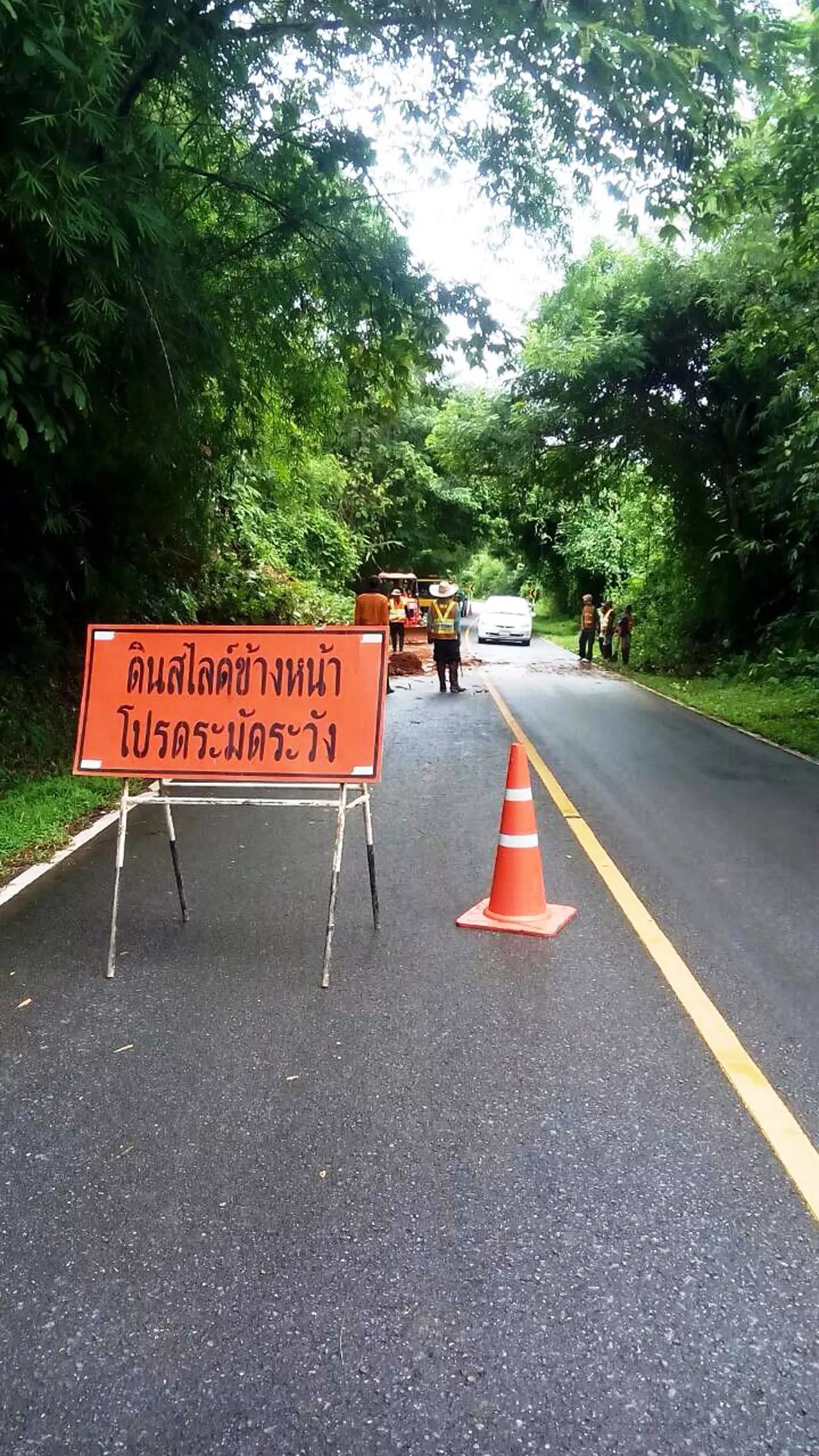 น่านฝนตกต่อเนื่อง ดินสไลด์หลายจุด เตือน 300 หมู่บ้านเสี่ยงโคลนถล่ม