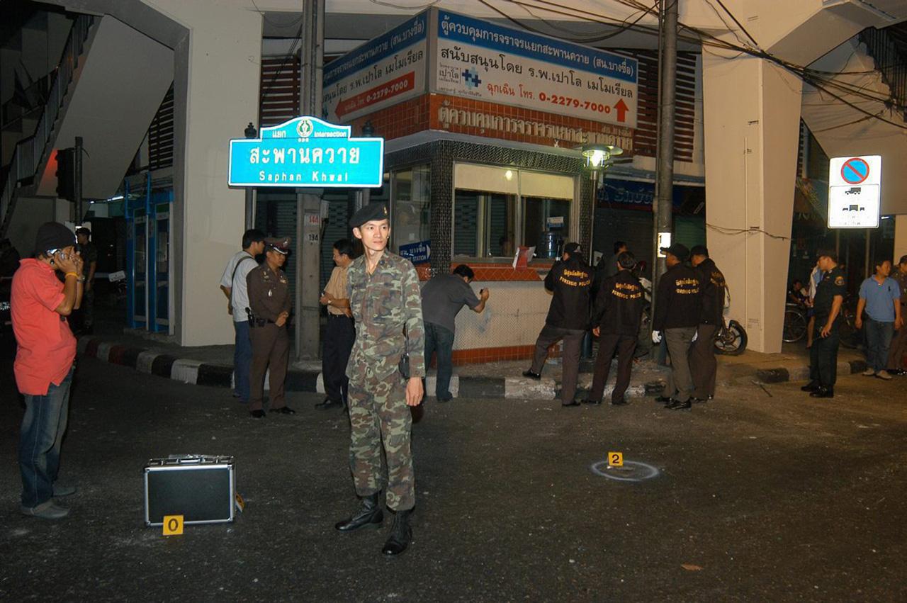 จุดที่ 1 เกิดระเบิดที่บริเวณอาคารตู้ควบคุมสัญญาณจราจร สี่แยกสะพานควาย