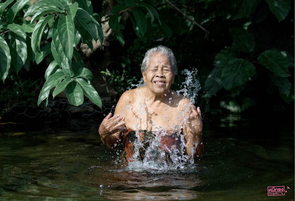 อาบน้ำในห้องน้ำธรรมชาติ