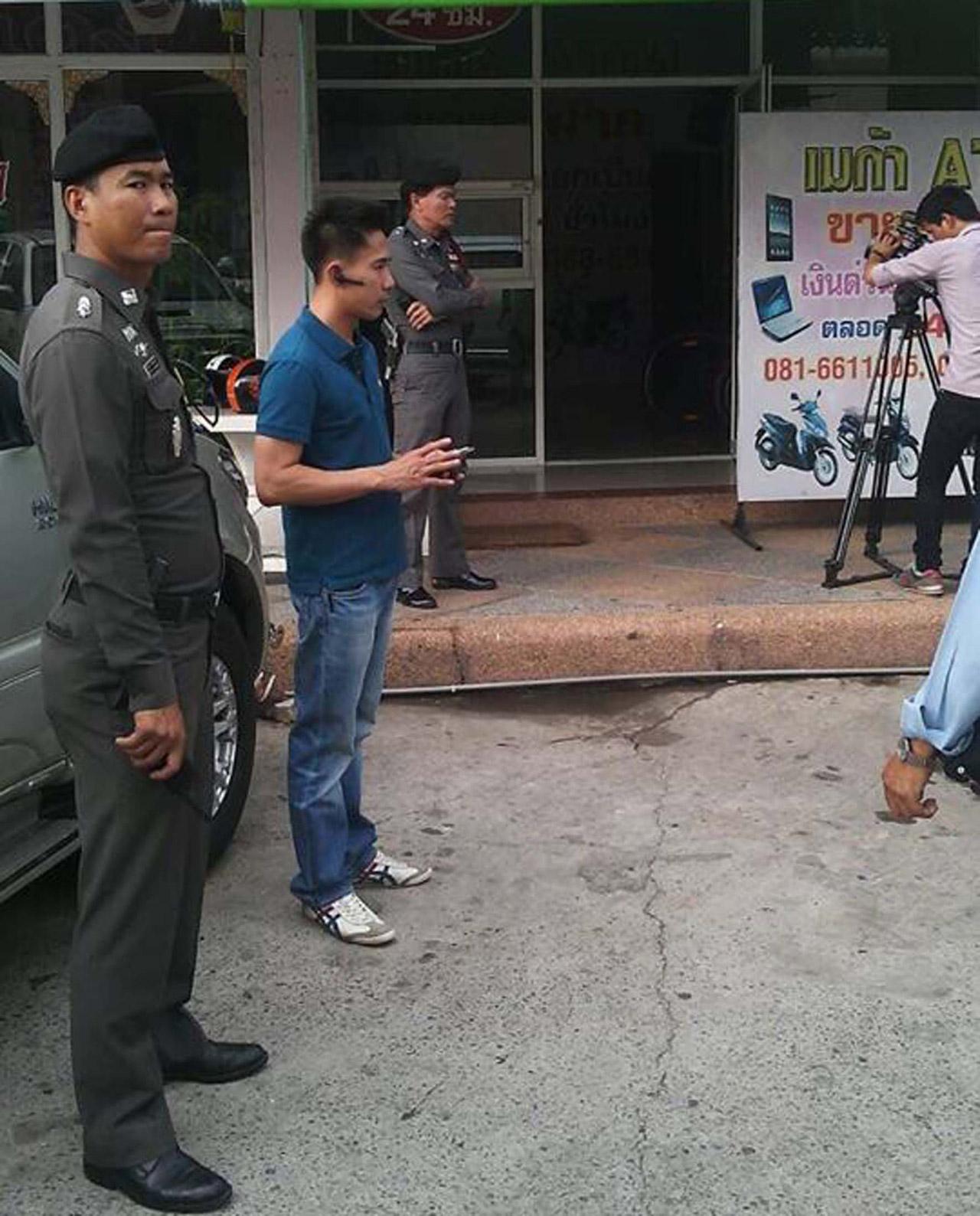 จนท.ตำรวจนำกำลังตรวจค้นร้านเมก้า เอทีเอ็ม